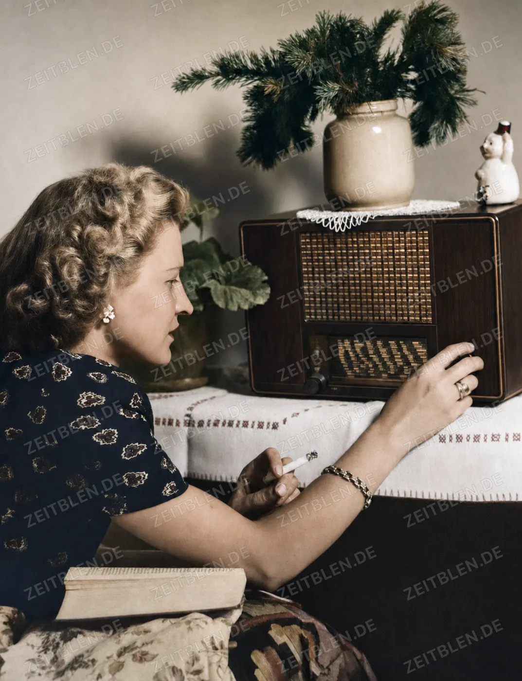 Frau beim Einstellen des Radios, vermutlich 1936