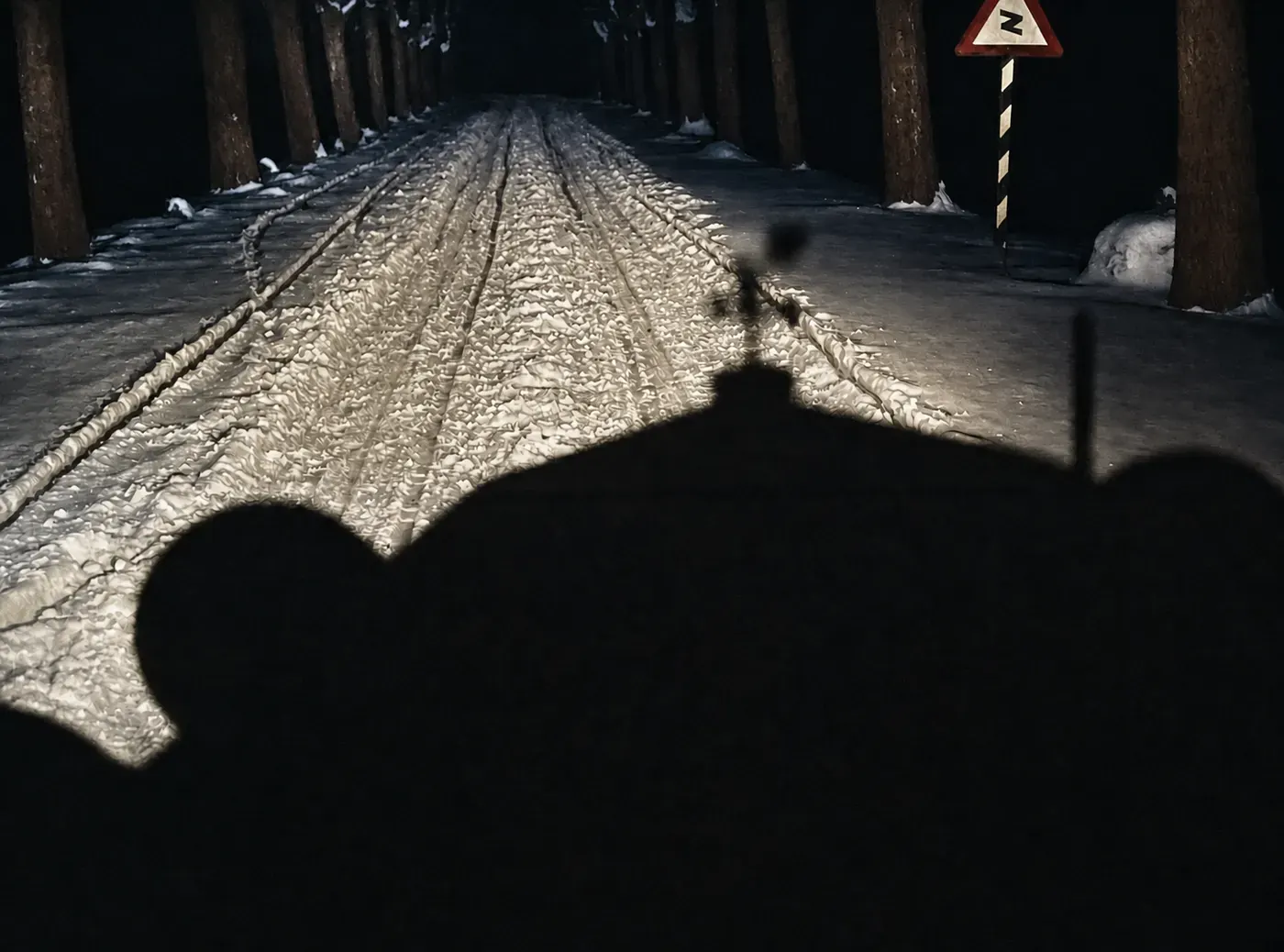 Auto auf winterlicher Landstraße, 1936