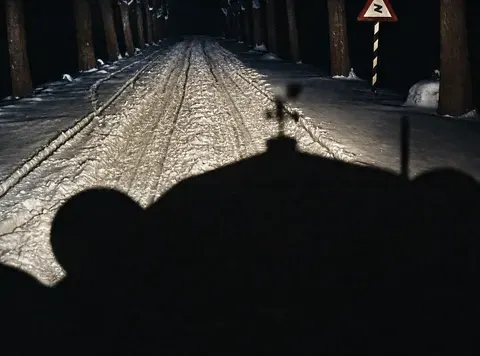 Auto auf winterlicher Landstraße, 1936