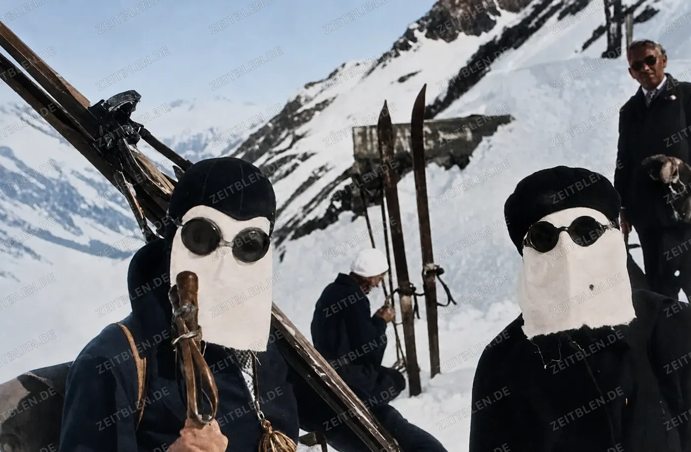 Skifahrerinnen mit improvisiertem Sonnenschutz