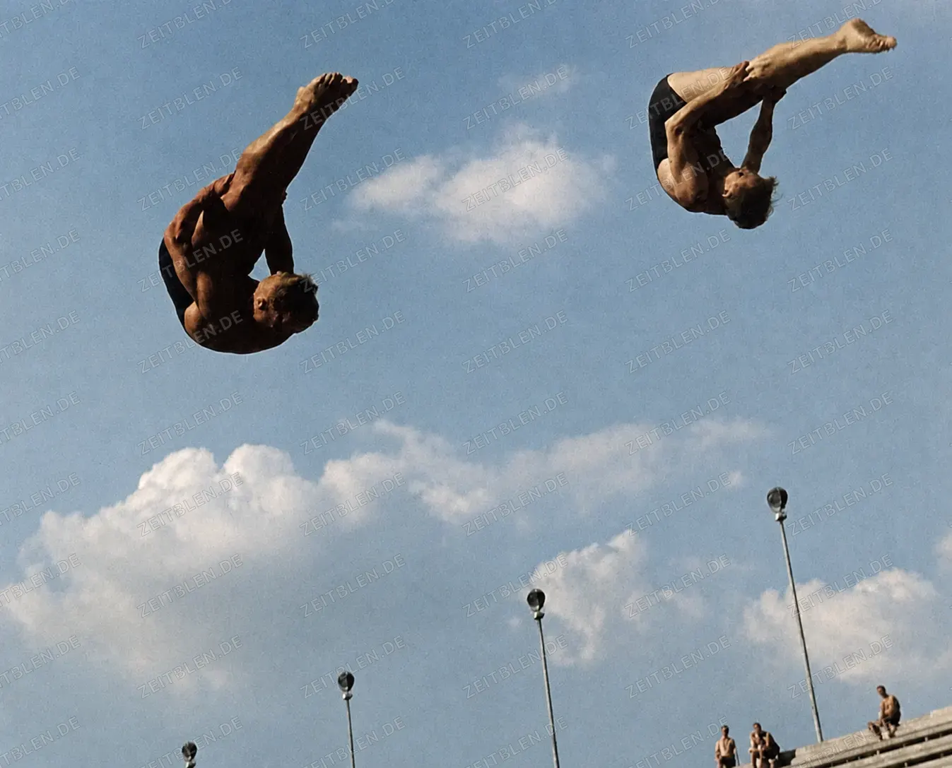 Zwei Turmspringer im Berliner Olympia-Schwimmstadion