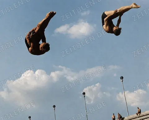 Zwei Turmspringer im Berliner Olympia-Schwimmstadion