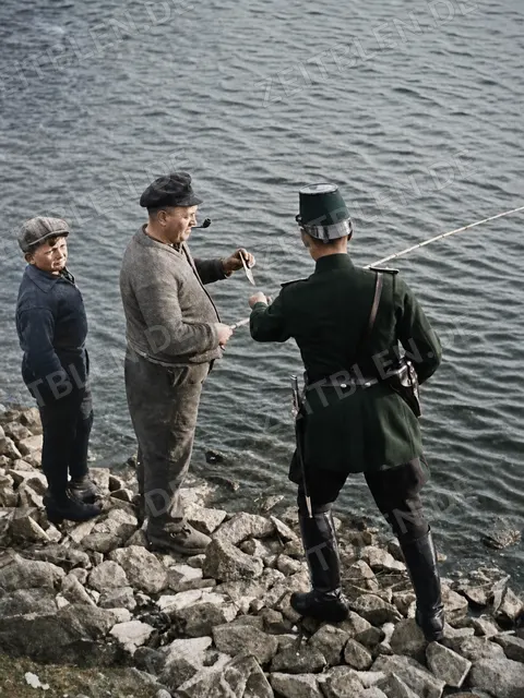 Kontrolle einer Angelkarte am Ufer