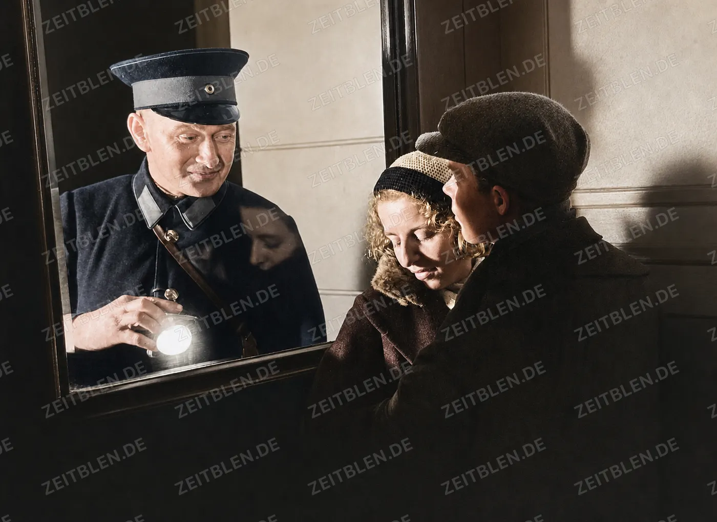 Wachmann begegnet einem Paar am Fenster