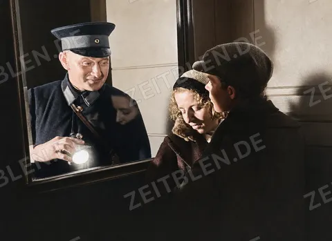 Wachmann begegnet einem Paar am Fenster