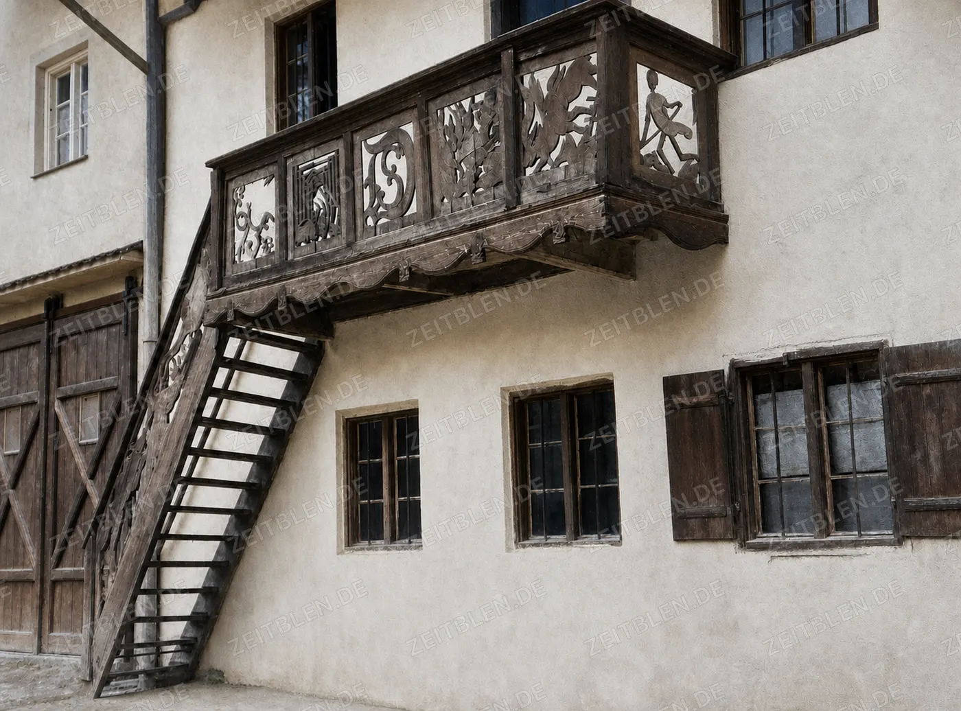 Verzierte Außentreppe mit Holzbalkon in Aschau