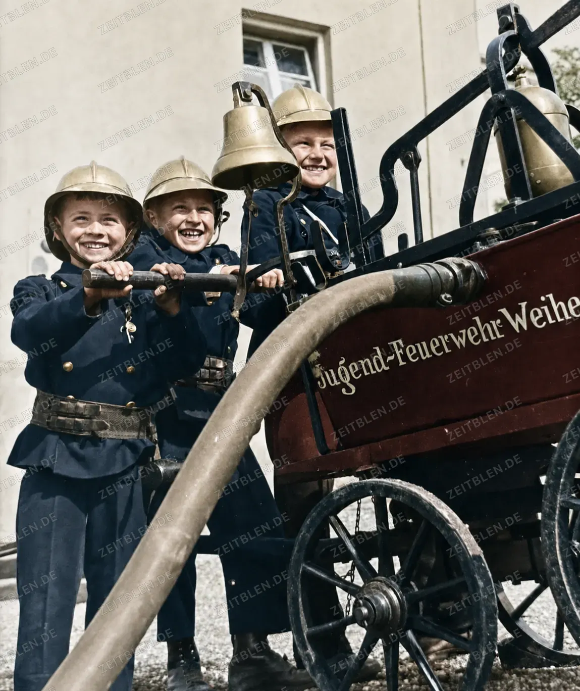 Jugendfeuerwehr Weihenstephan an der Handdruckspritze