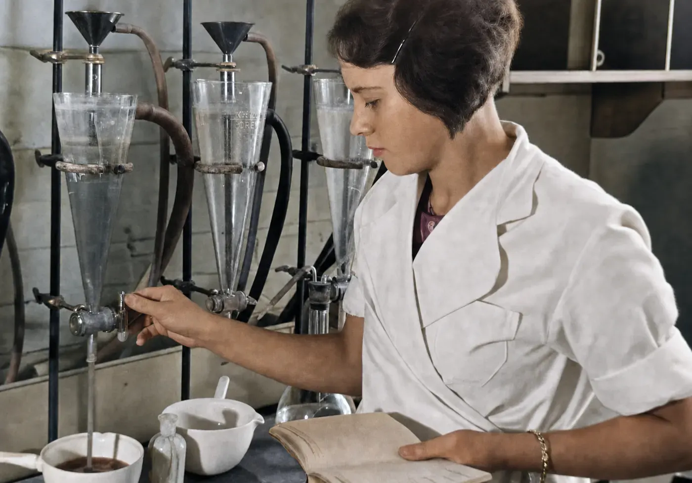 Medizinstudentin an einer Laborapparatur