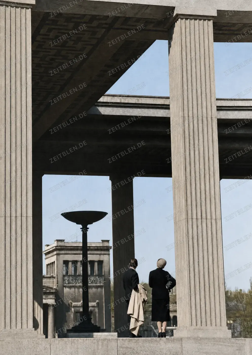 Andacht vor den Sarkophagen im Münchner Ehrentempel