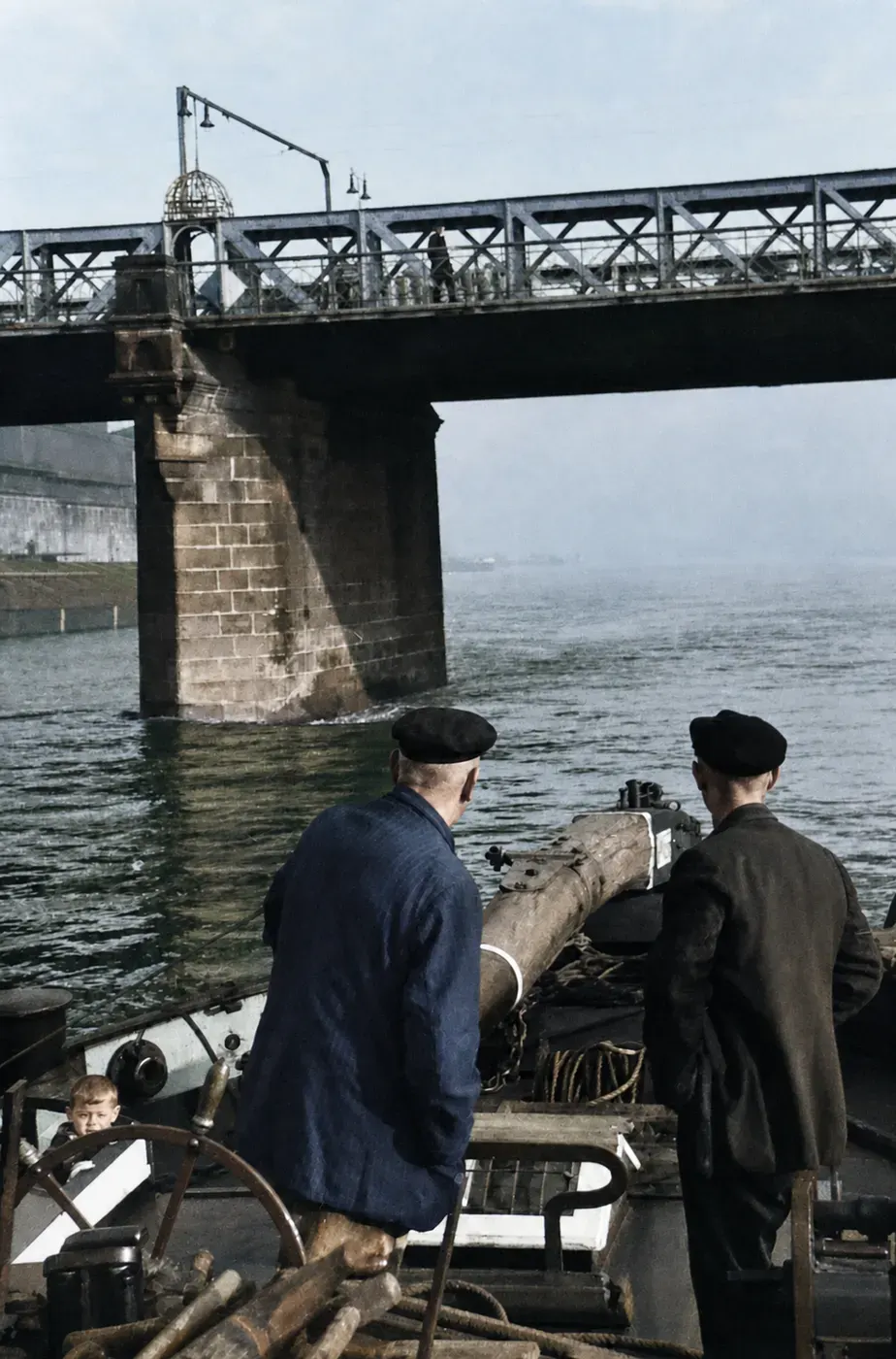Lastkahn passiert die Magdeburger Strombrücke