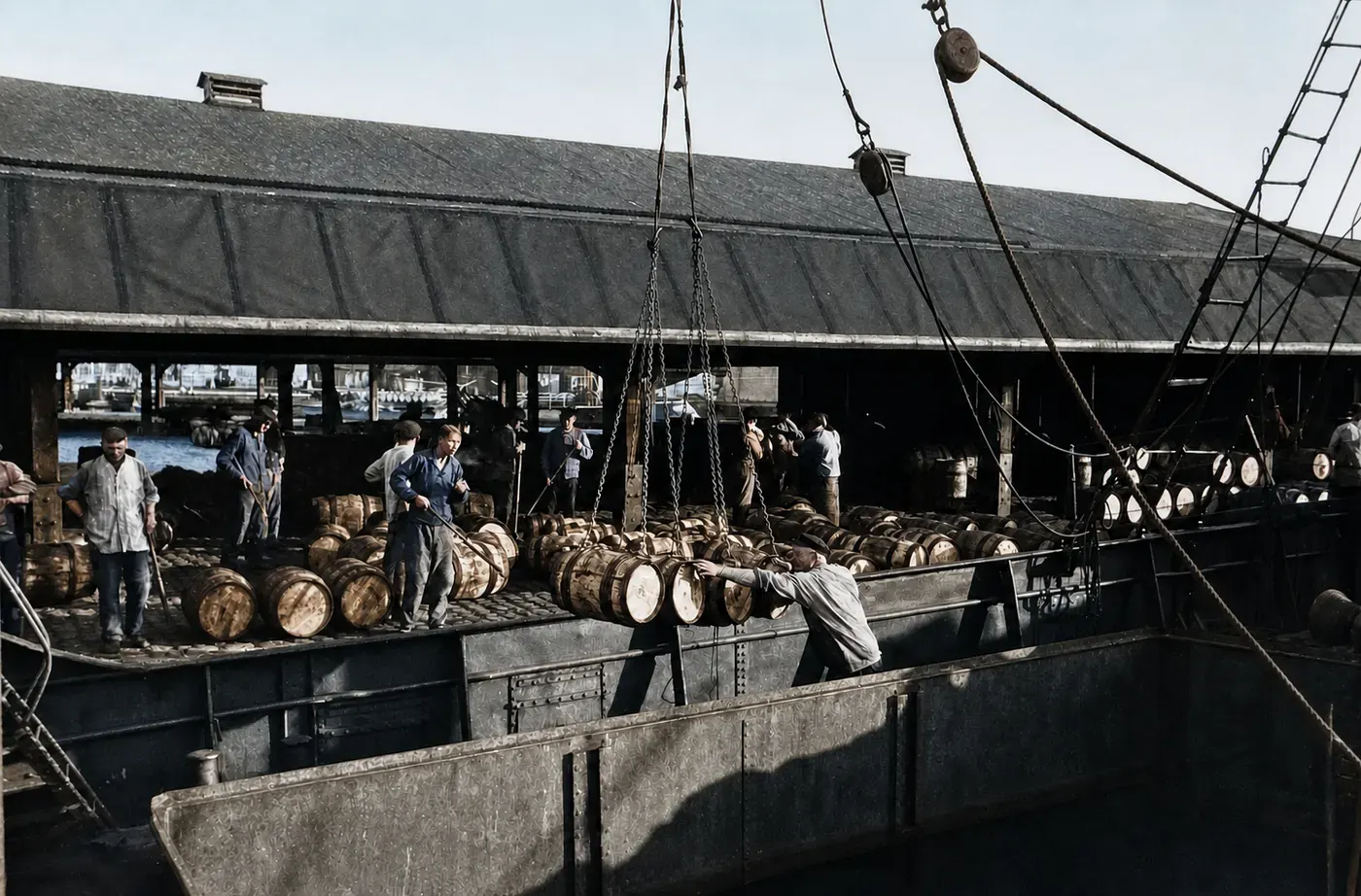 Heringsfässer werden im Stettiner Hafen ausgeladen