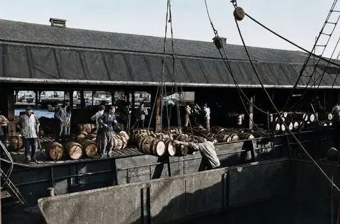 Heringsfässer werden im Stettiner Hafen ausgeladen