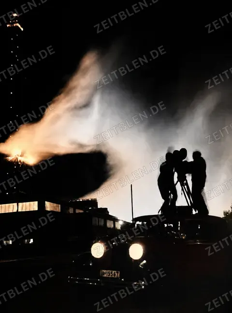 Löscharbeiten beim Brand am Berliner Funkturm