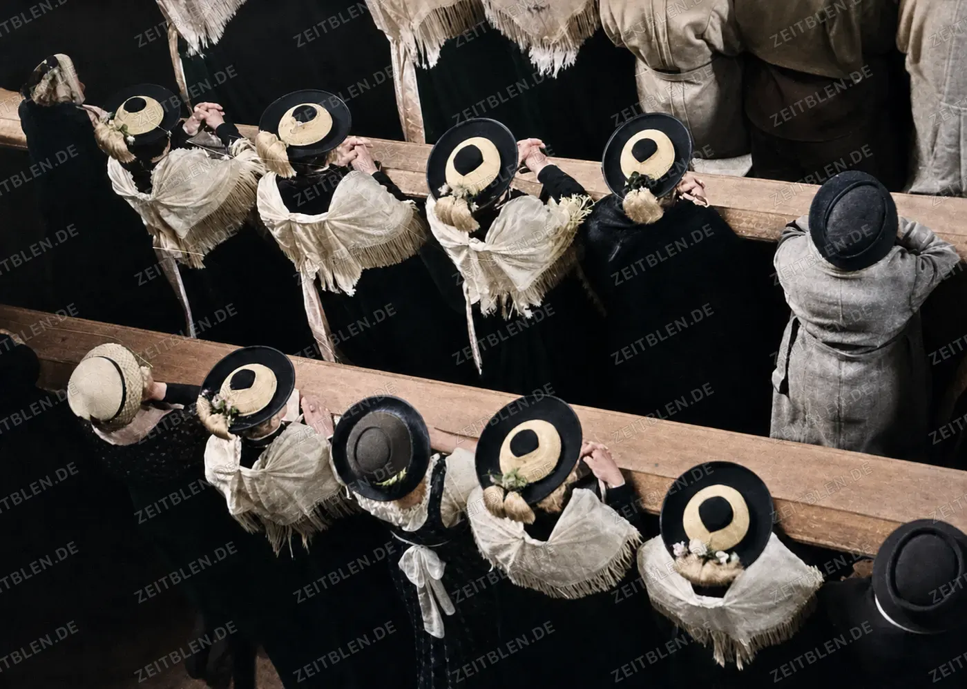 Oberbayerische Trachtenträgerinnen im Gottesdienst