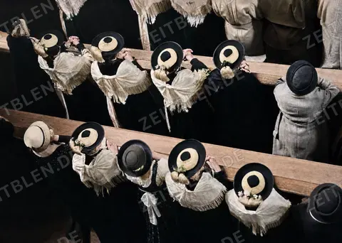 Oberbayerische Trachtenträgerinnen im Gottesdienst