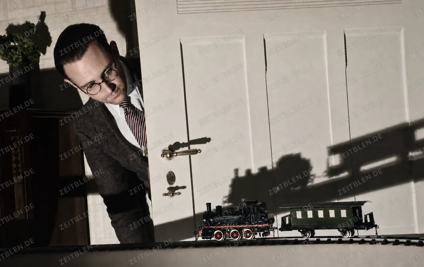 Modelleisenbahn vor der Zimmertür