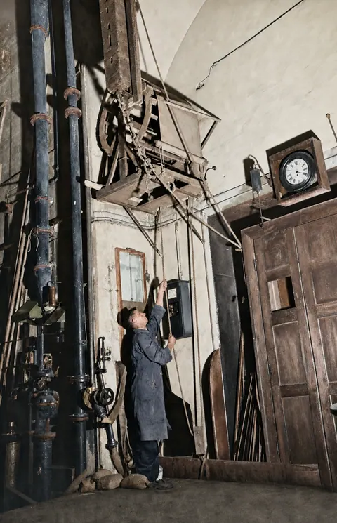 Bühnenarbeiter bedient eine Windmaschine