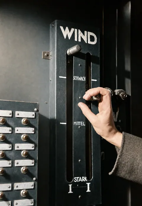 Inspizient steuert die Stärke des Bühnenwinds