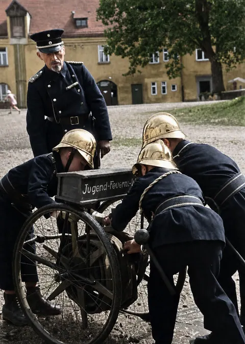Jugendfeuerwehr Weihenstephan rollt einen Schlauch auf