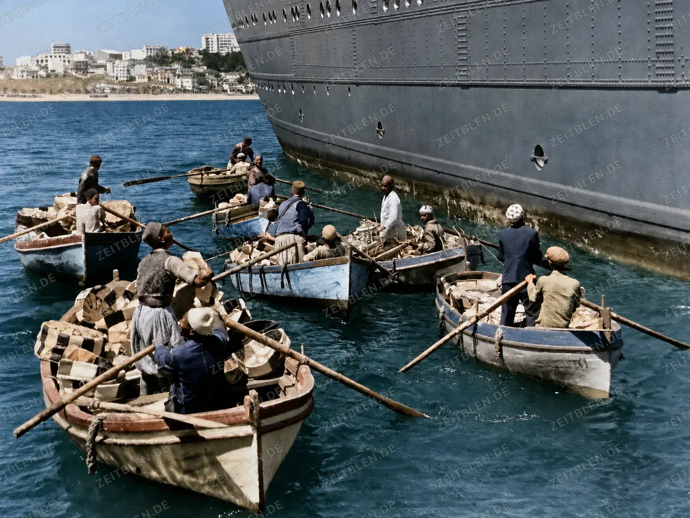 Händlerboote an einem Passagierschiff im Hafen von Tanger