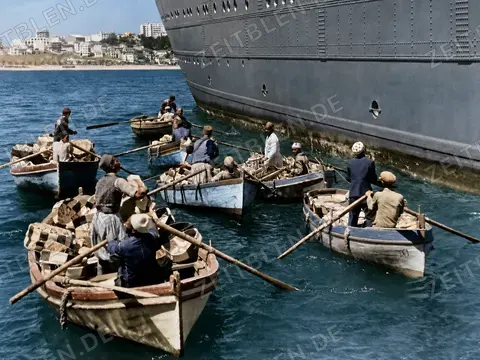 Händlerboote an einem Passagierschiff im Hafen von Tanger