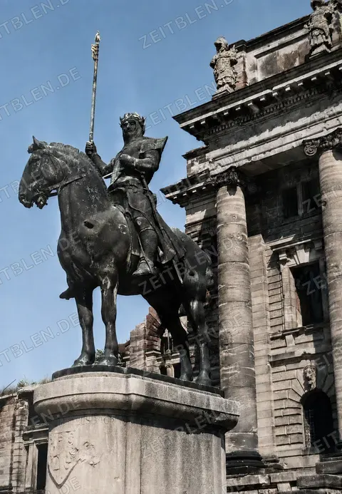 Otto-I.-Reiterdenkmal vor dem zerstörten Münchner Armeemuseum