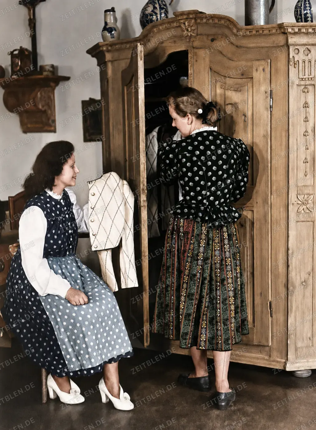 Zwei Modelle in Münchner Trachtenmode