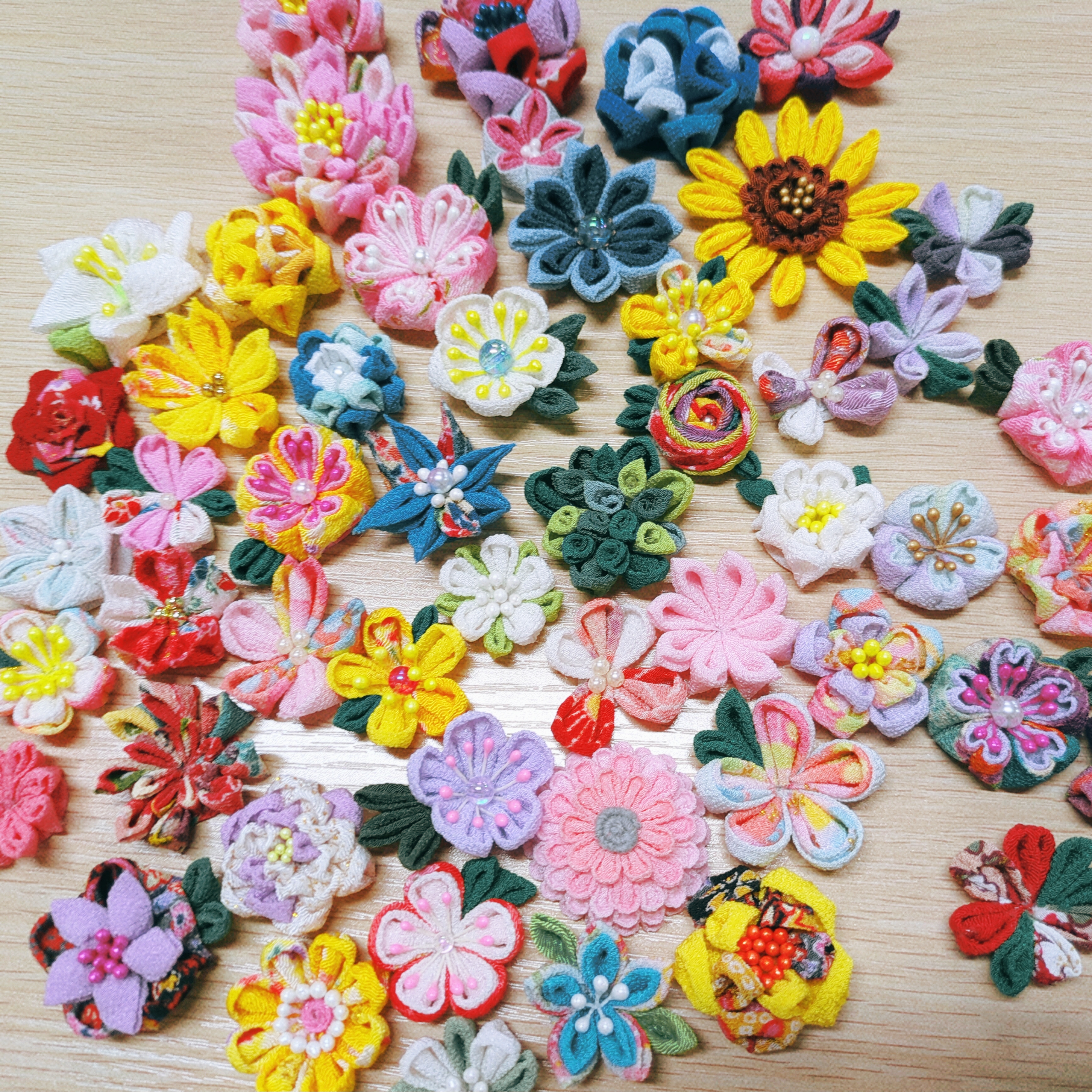 つまみ細工で作られた美しい花々