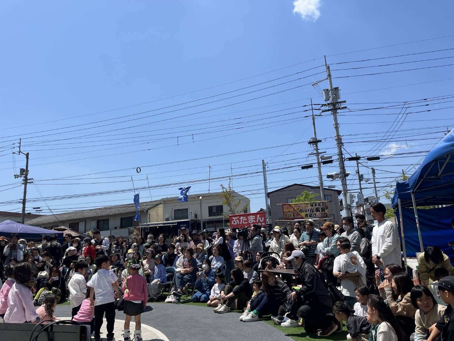 awaまんまるマルシェの賑わい