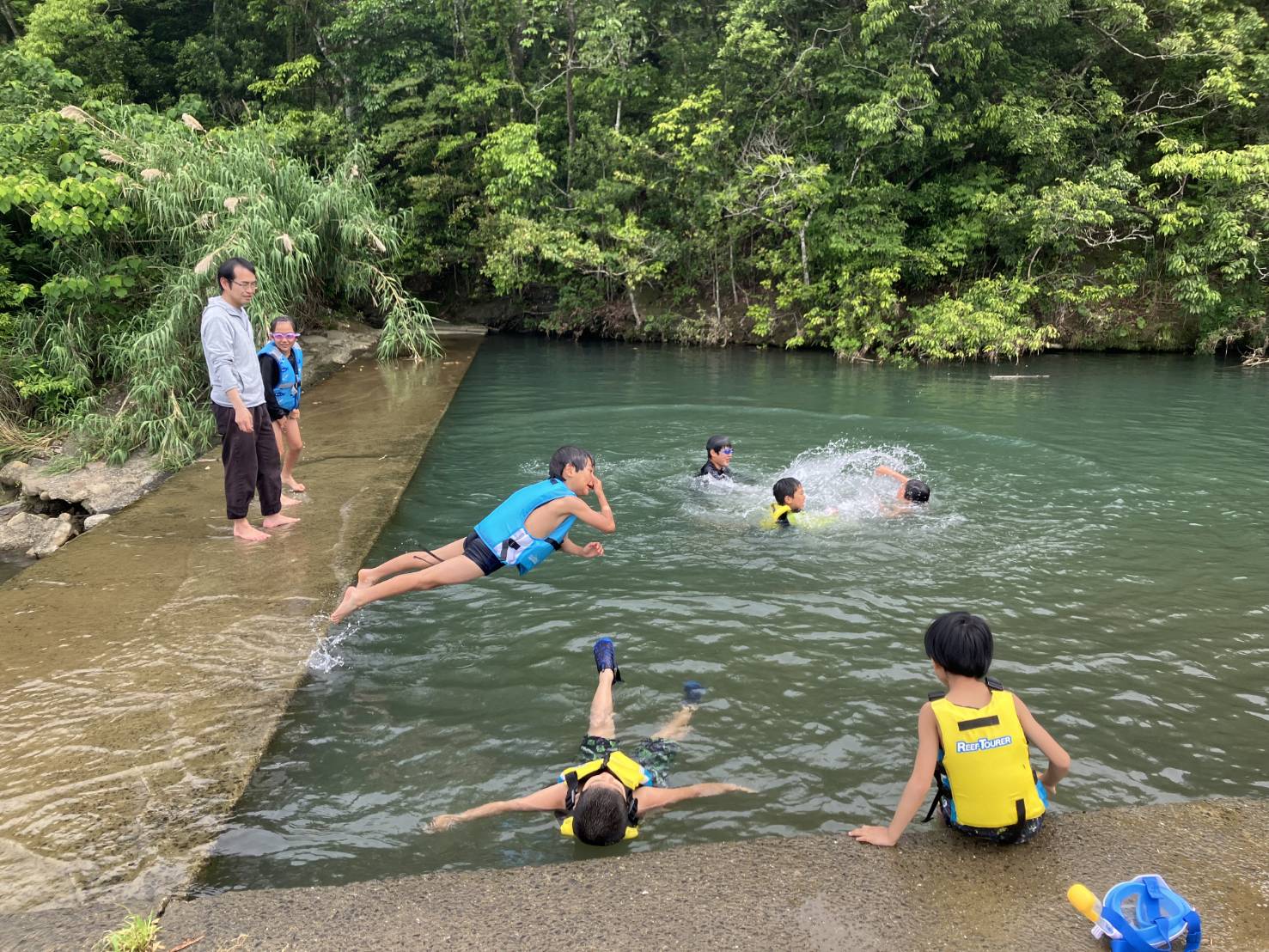 川遊びを楽しむ子どもたち