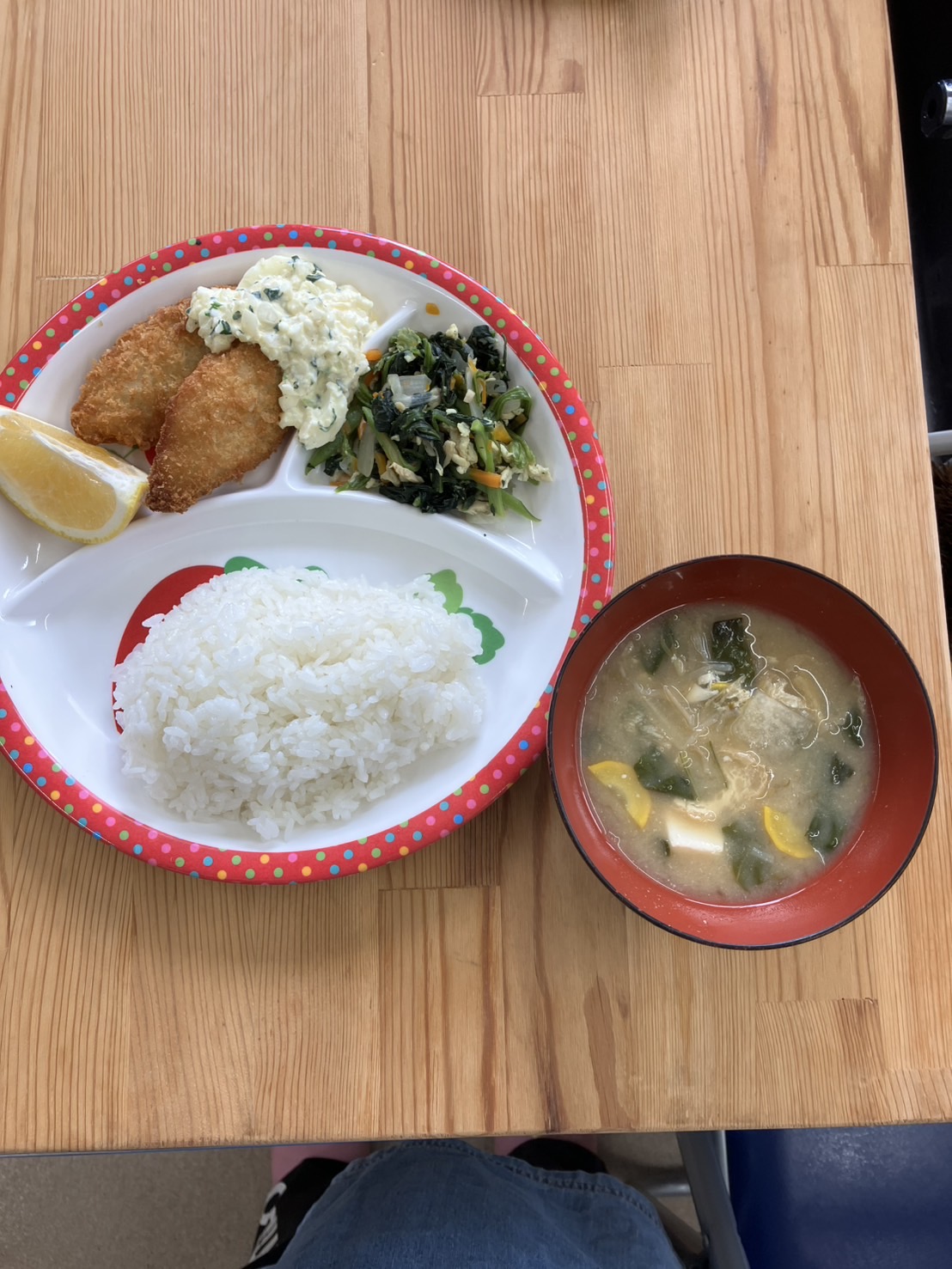 こども食堂の食事風景