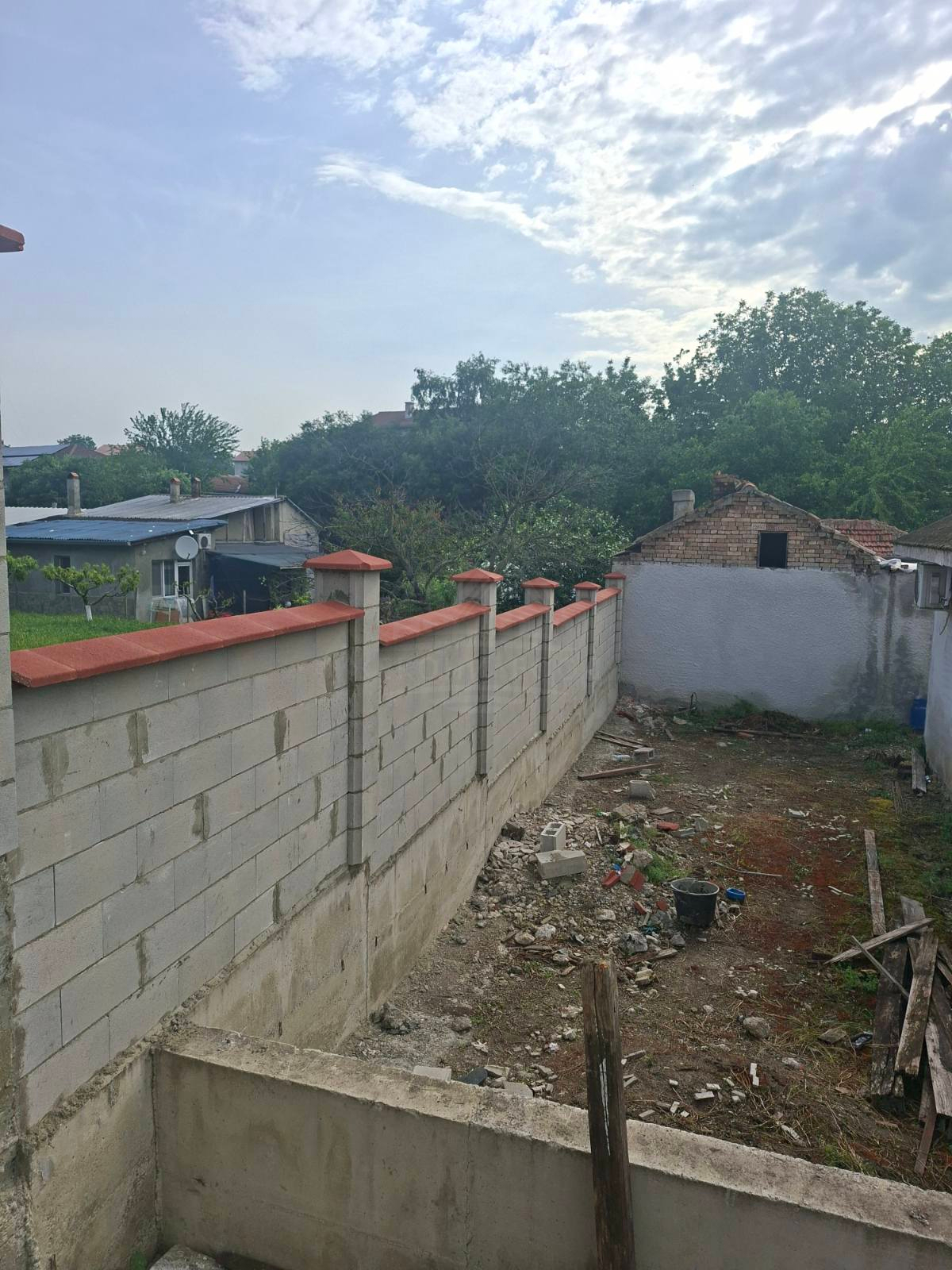 zidana-ograda-s-betonni-koloni-i-cherveni-shapki-03.jpg