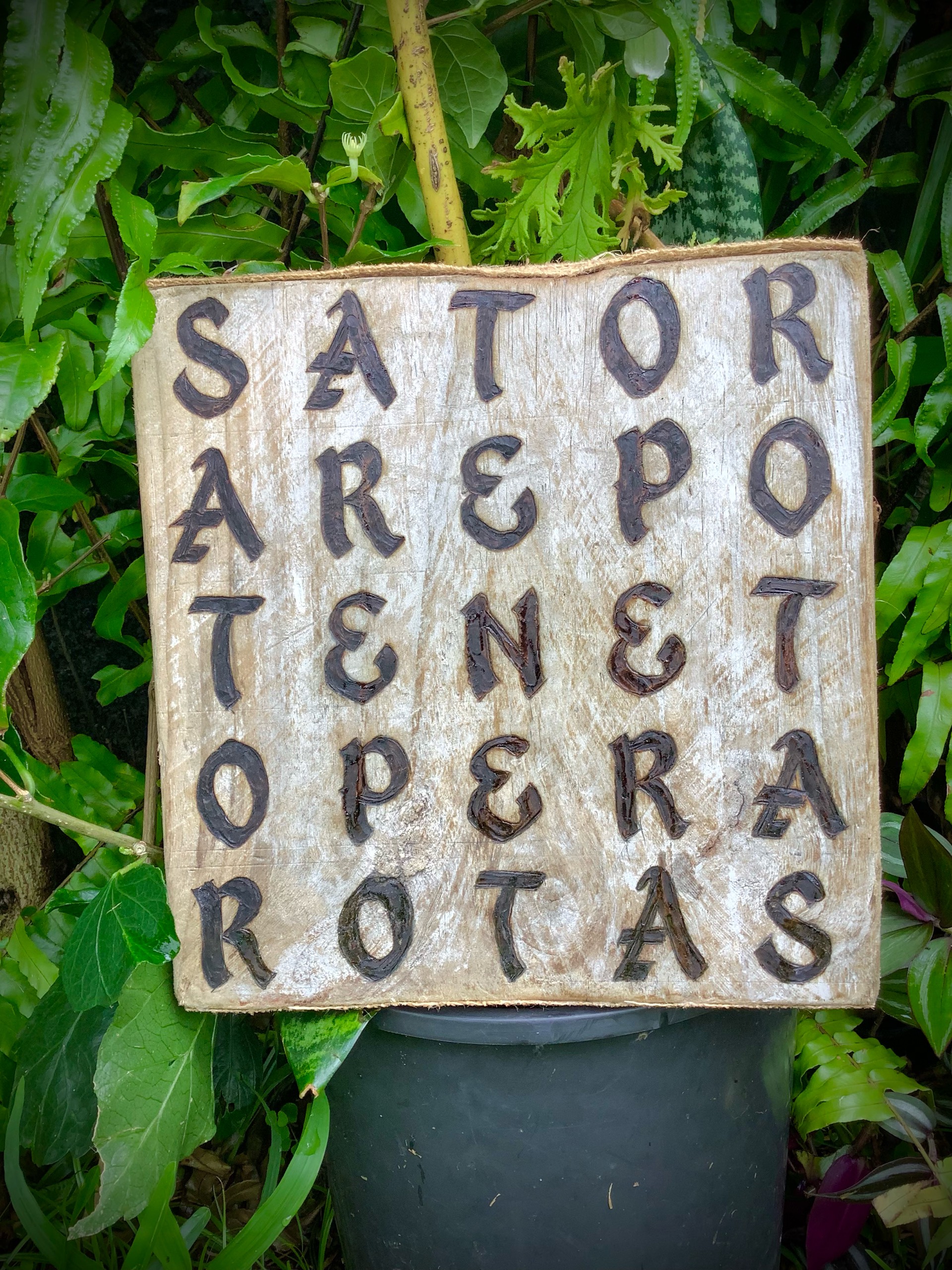 gravure sur bois flotté brut du palindrome « carré de sator »