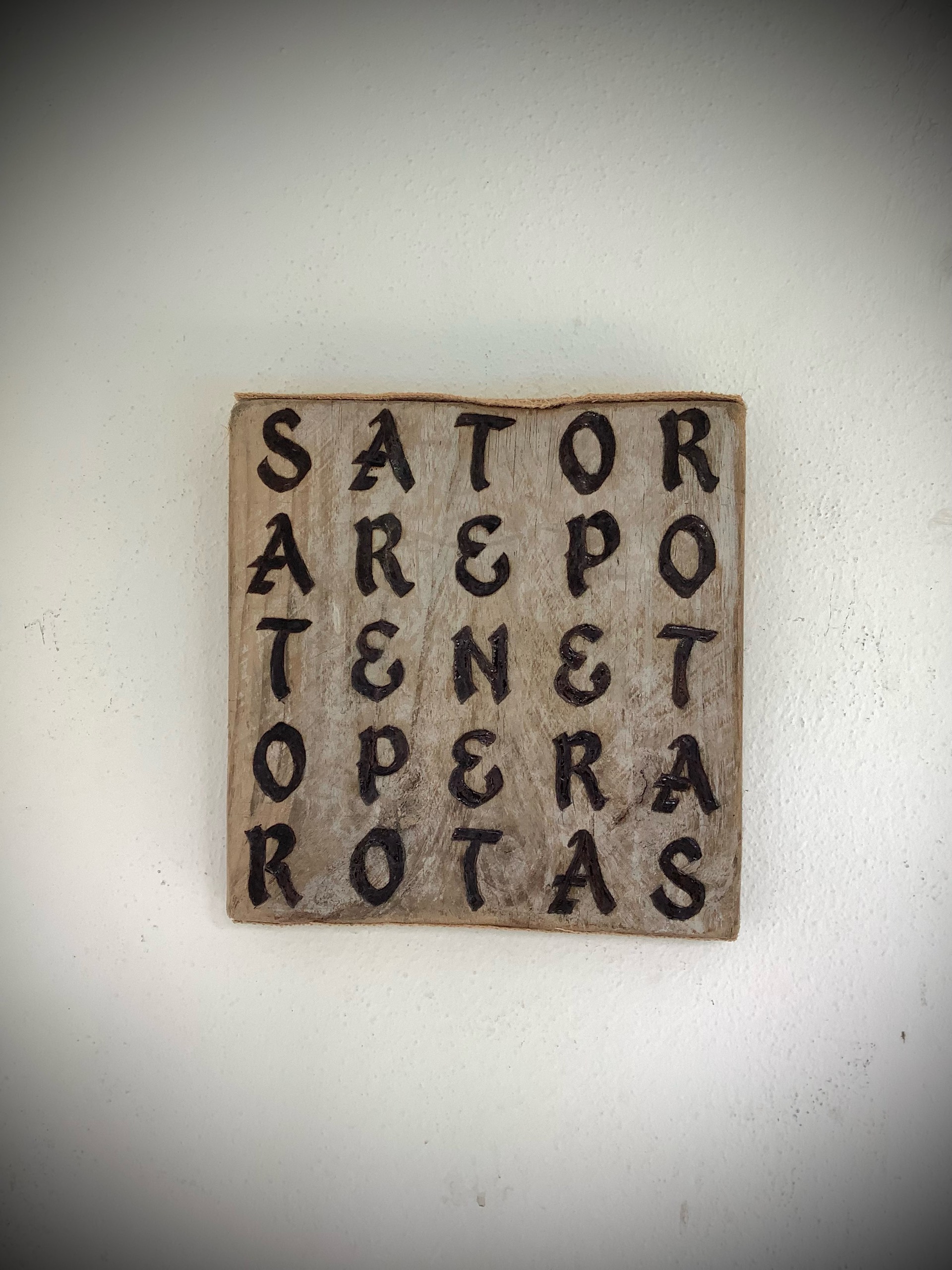 gravure sur bois flotté brut du palindrome « carré de sator » — visuel 6