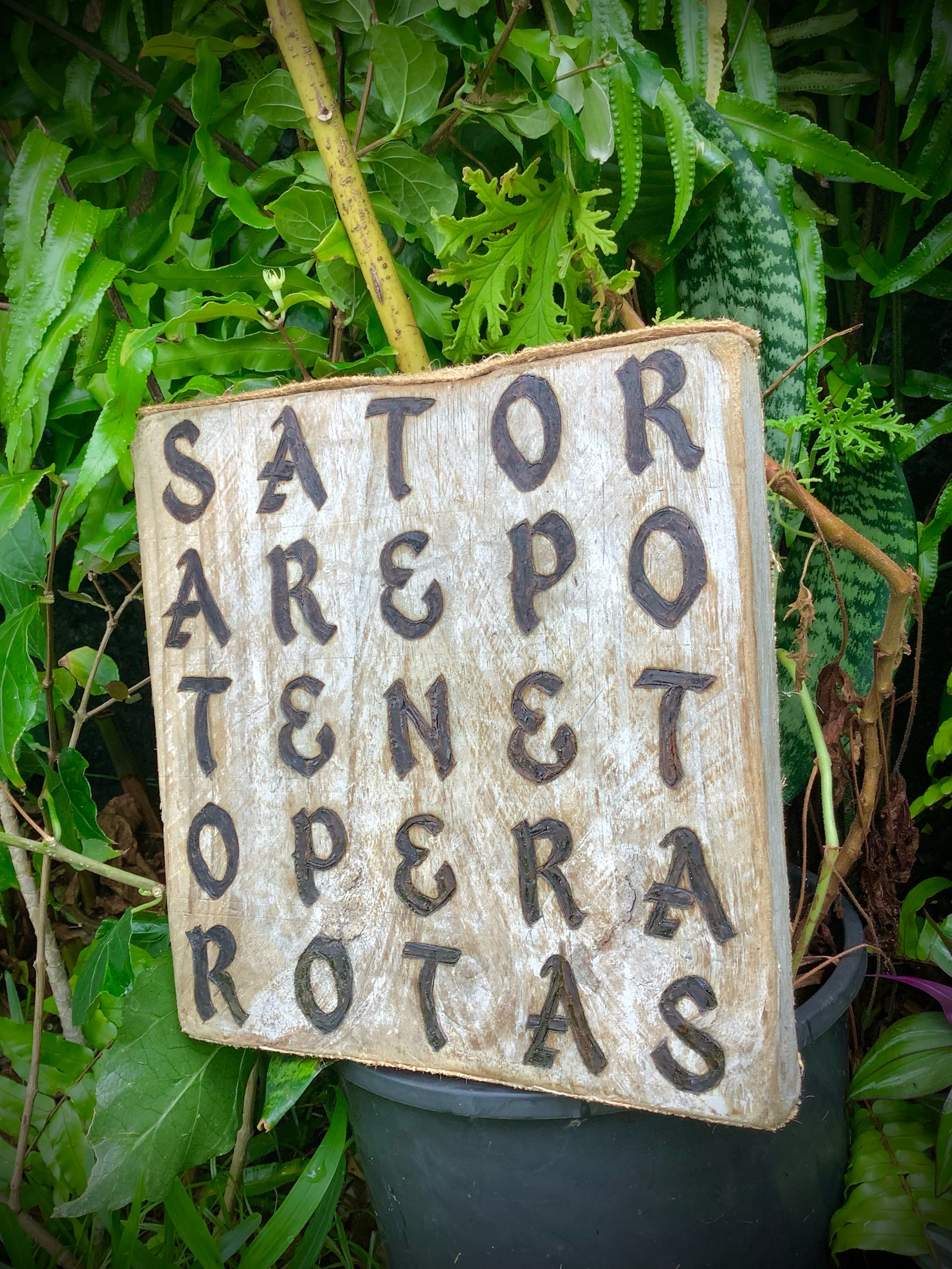 gravure sur bois flotté brut du palindrome « carré de sator » — visuel 2