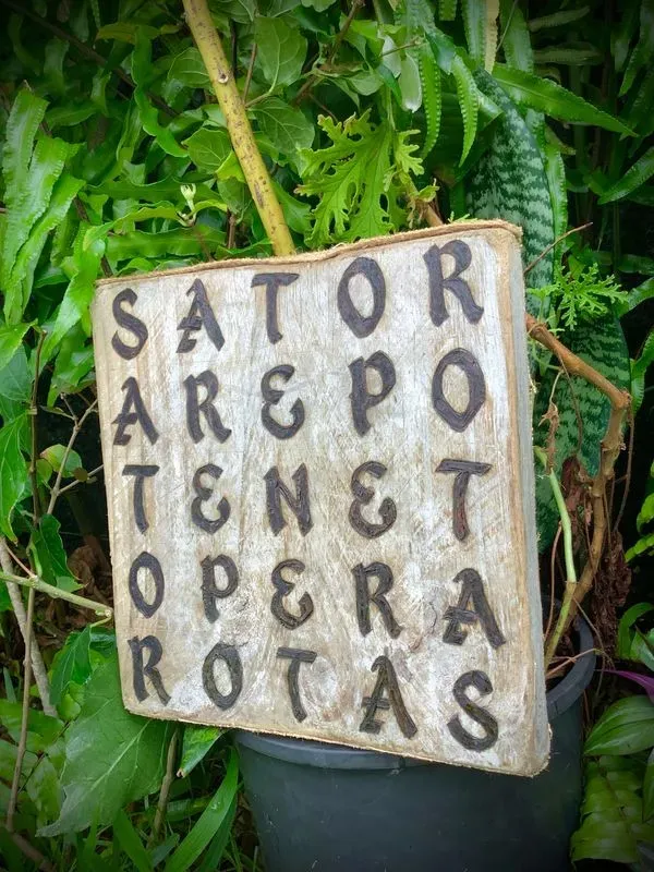 gravure sur bois flotté brut du palindrome « carré de sator » — visuel 2