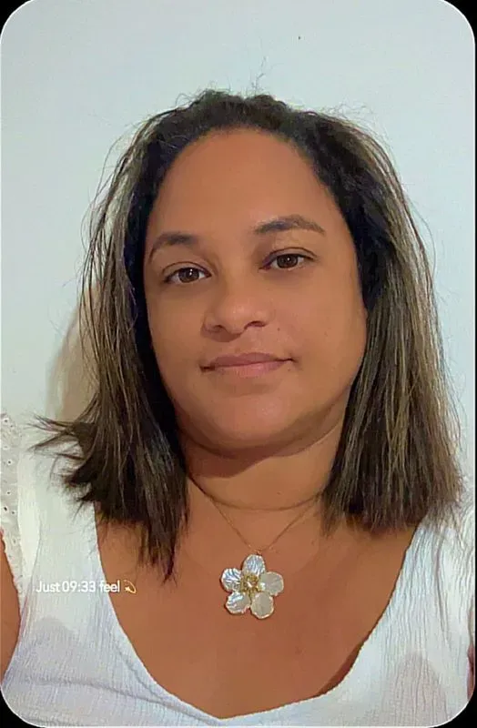 Collier motif fleur blanche