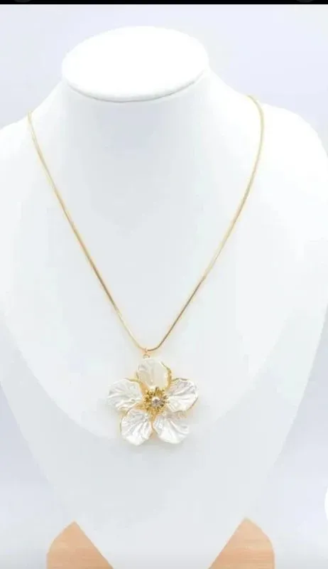 Collier motif fleur blanche  — visuel 2
