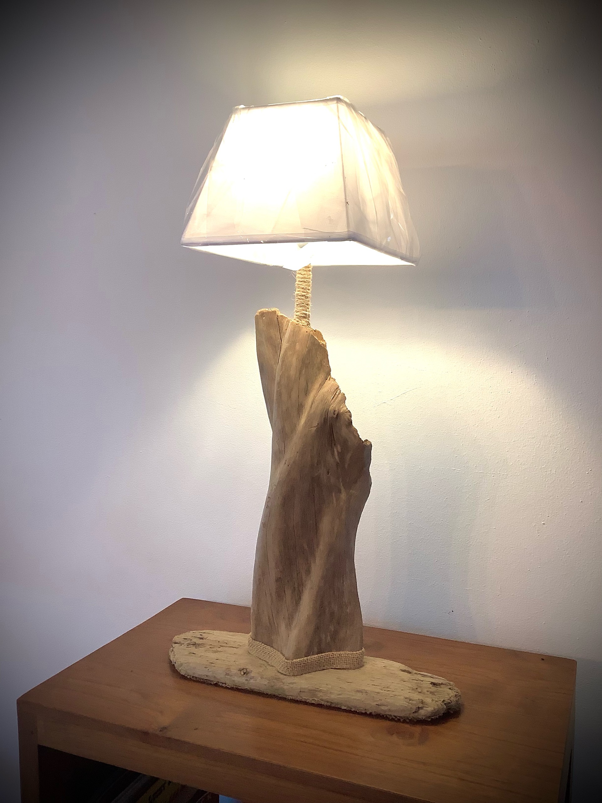 lampe de salon en bois flotté brut — visuel 3