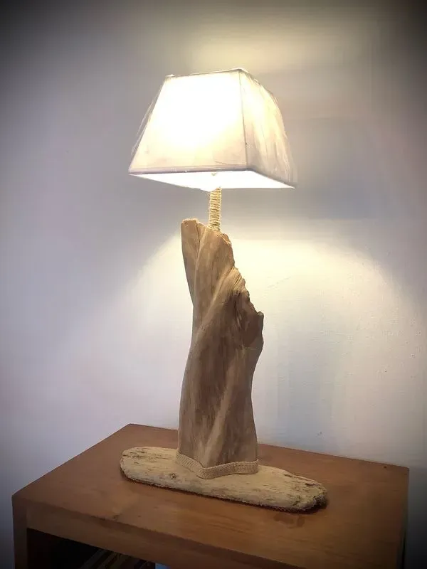 lampe de salon en bois flotté brut  — visuel 3