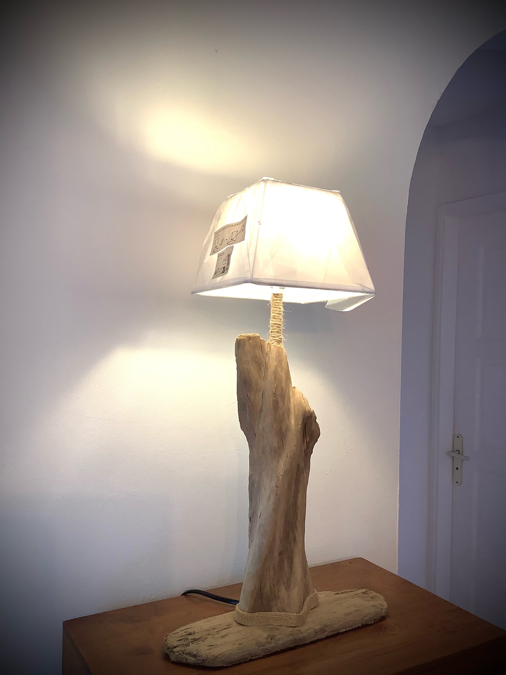 lampe de salon en bois flotté brut — visuel 2