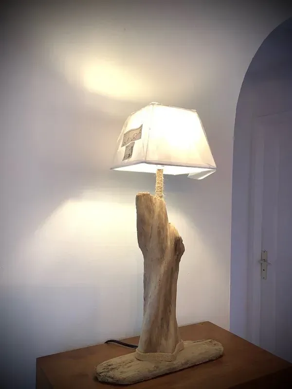 lampe de salon en bois flotté brut  — visuel 2