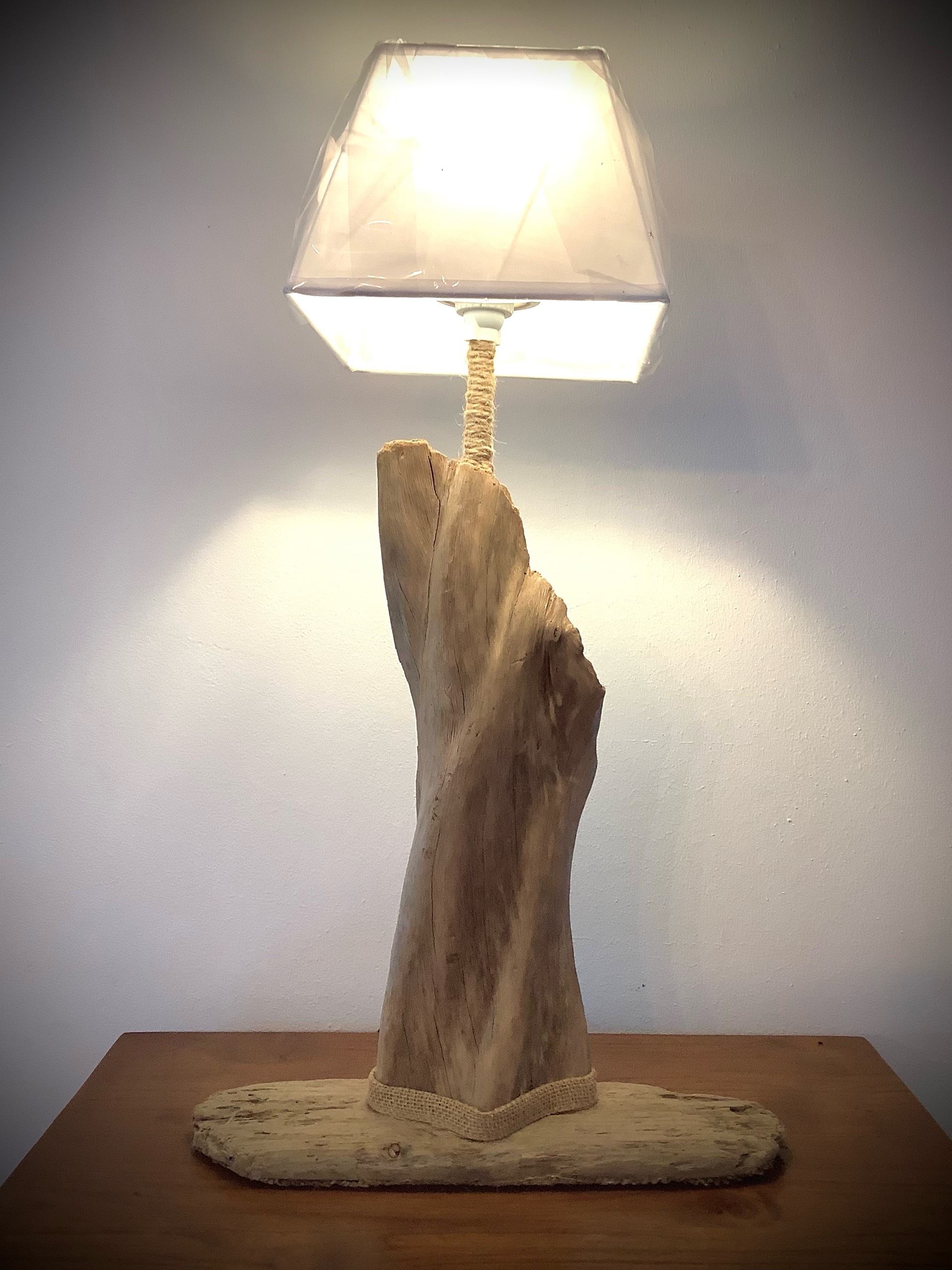 lampe de salon en bois flotté brut — visuel 4