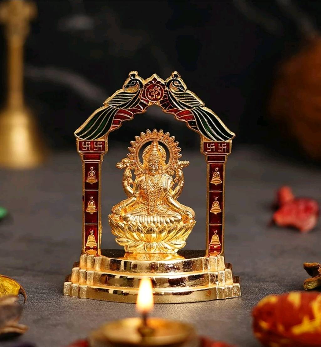Statuette Lakshmi dorée 10 cm sur lotus avec arche décorative