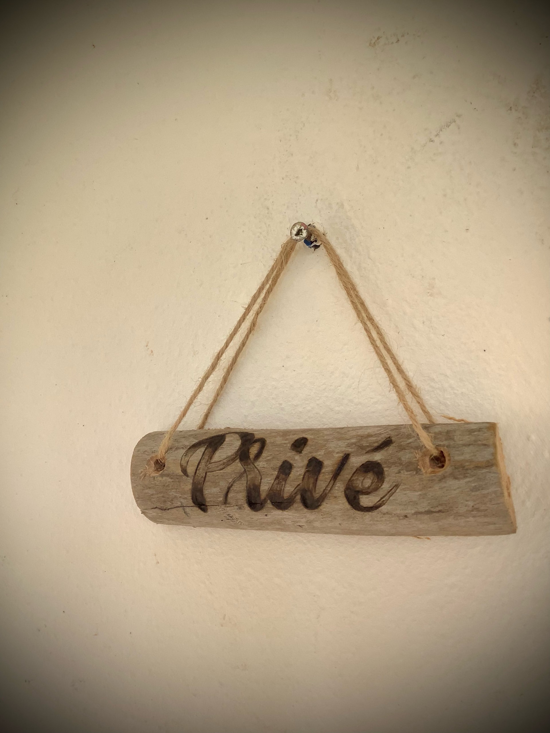 pancarte de porte en bois flotté brut gravé à personnaliser — visuel 6