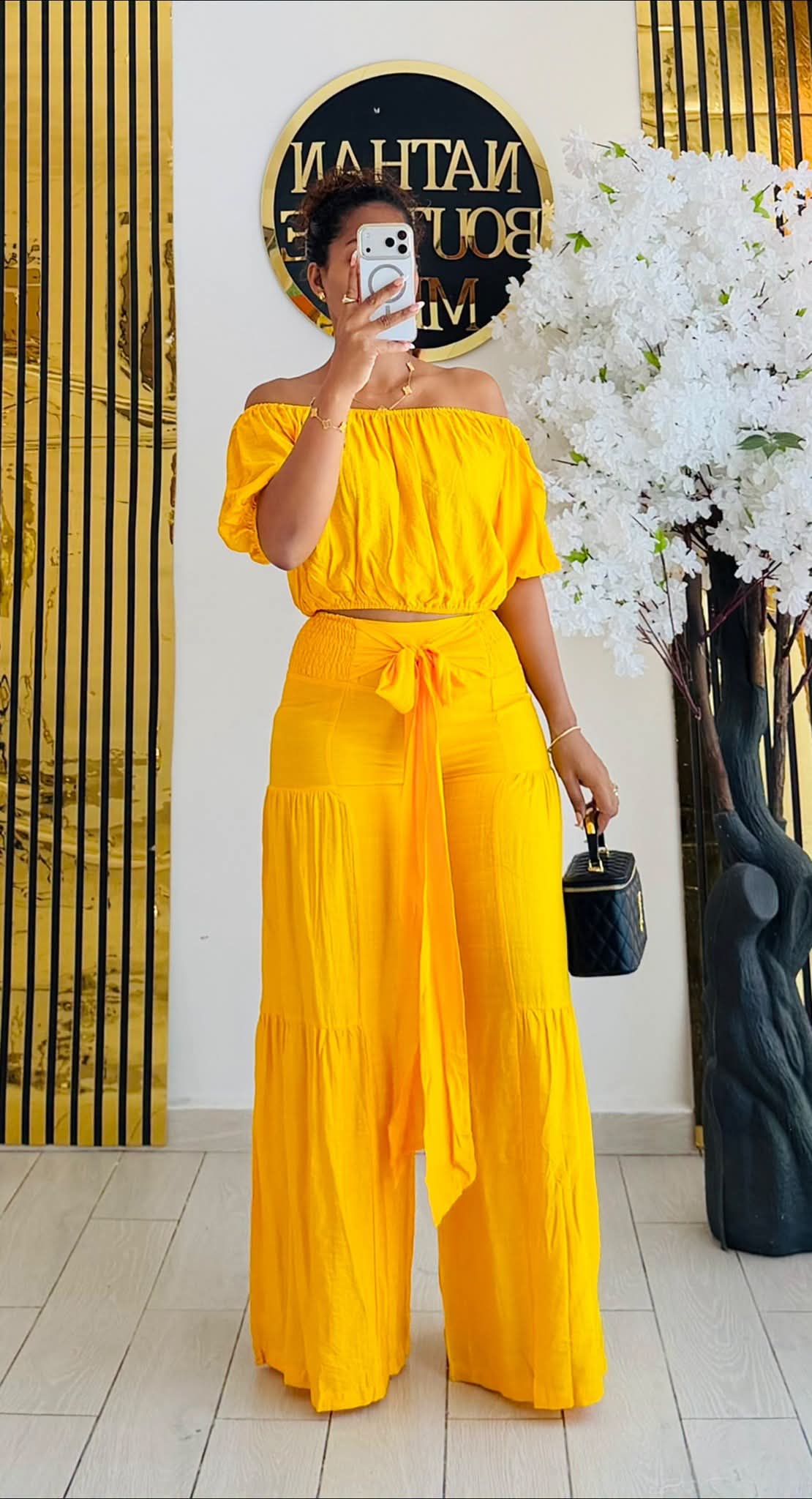 Ensemble deux pièces jaune soleil off-shoulder crop et pantalon palazzo