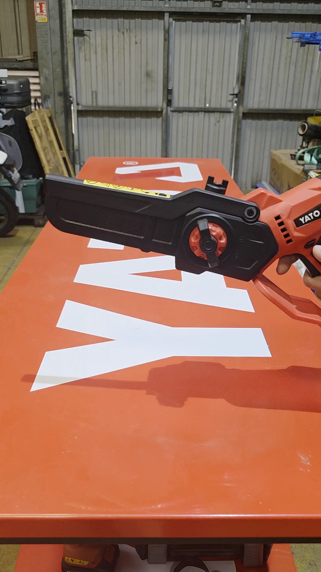 Tronçonneuse sans fil YATO 18V 7'' Brushless – Batterie 2Ah