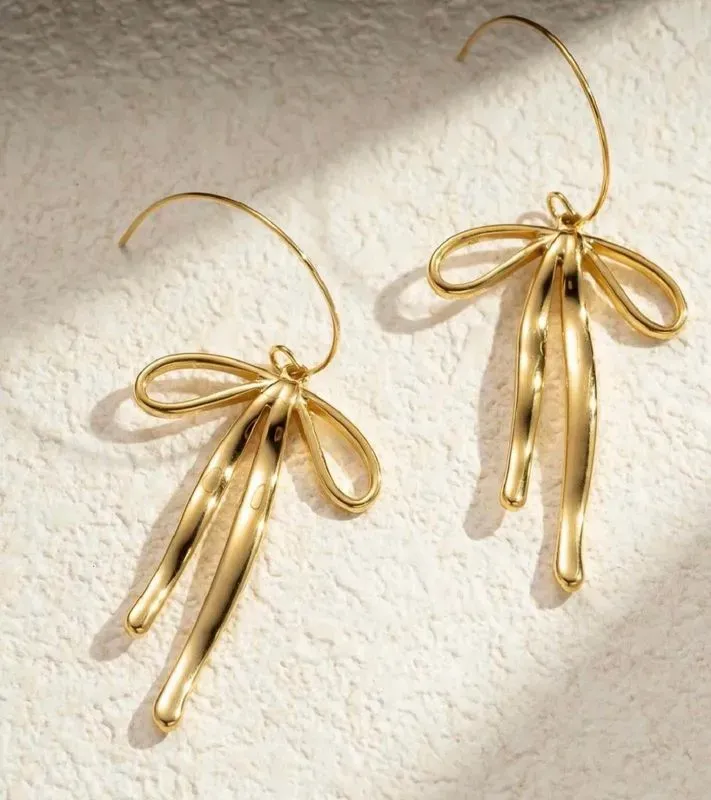 Boucle d’oreille motif noeud