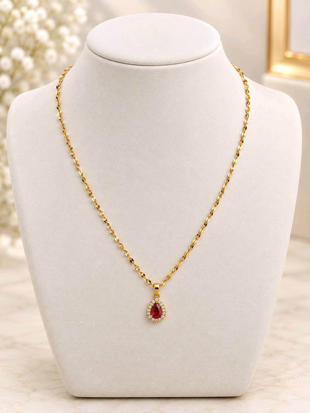 Collier plus pendentif en acier inoxydable doré.