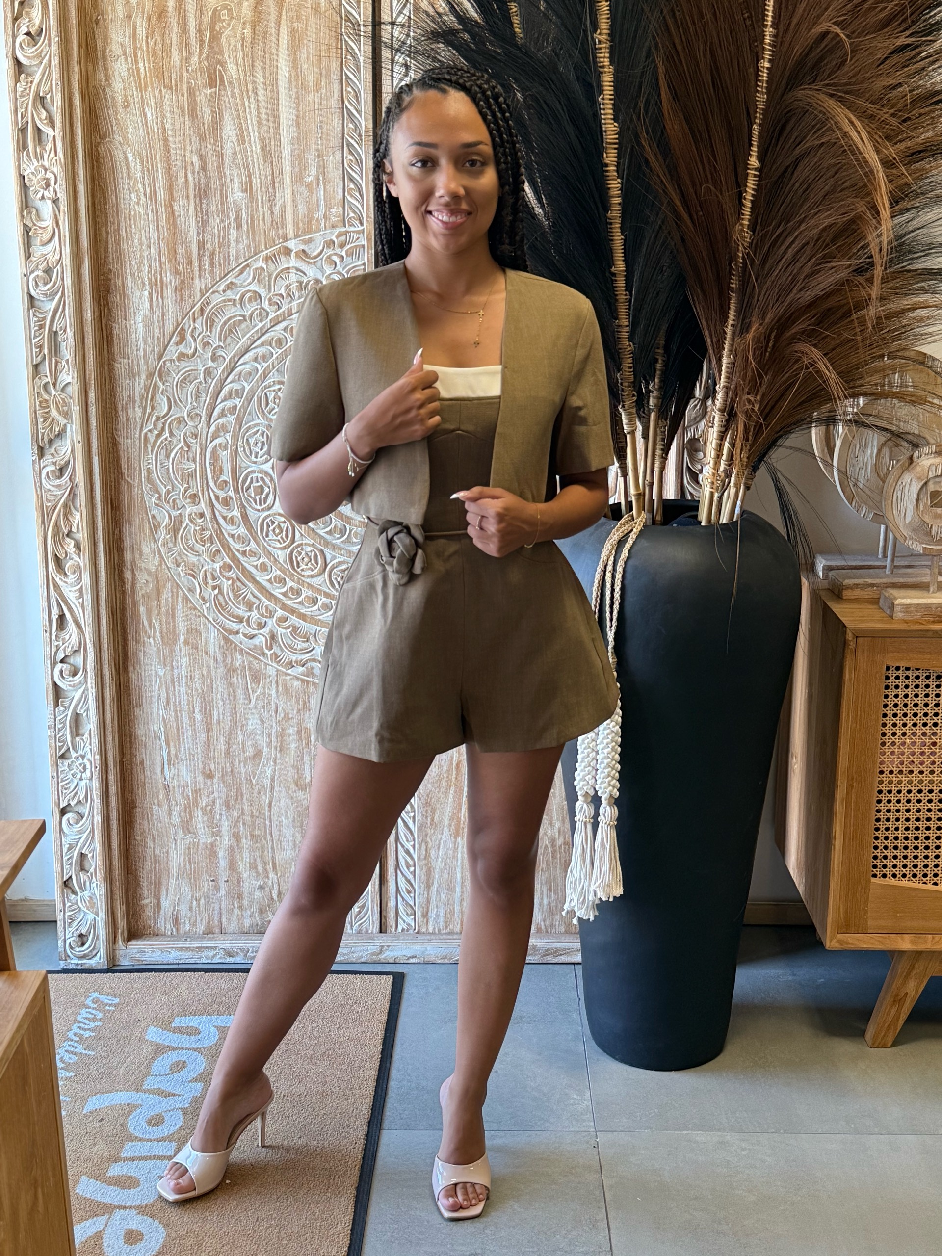 Combinaison short avec veste et ceinture fleur taupe — visuel 4